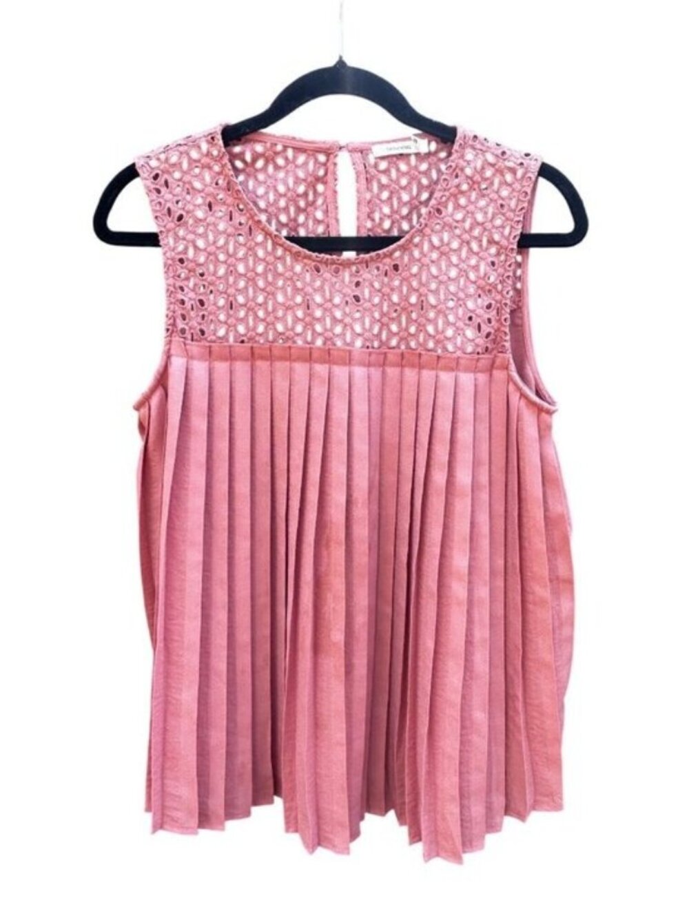 Maurices Pink Sleeveless Pleated Blouse Crochet Yoke Detail Womens Medium 1932
